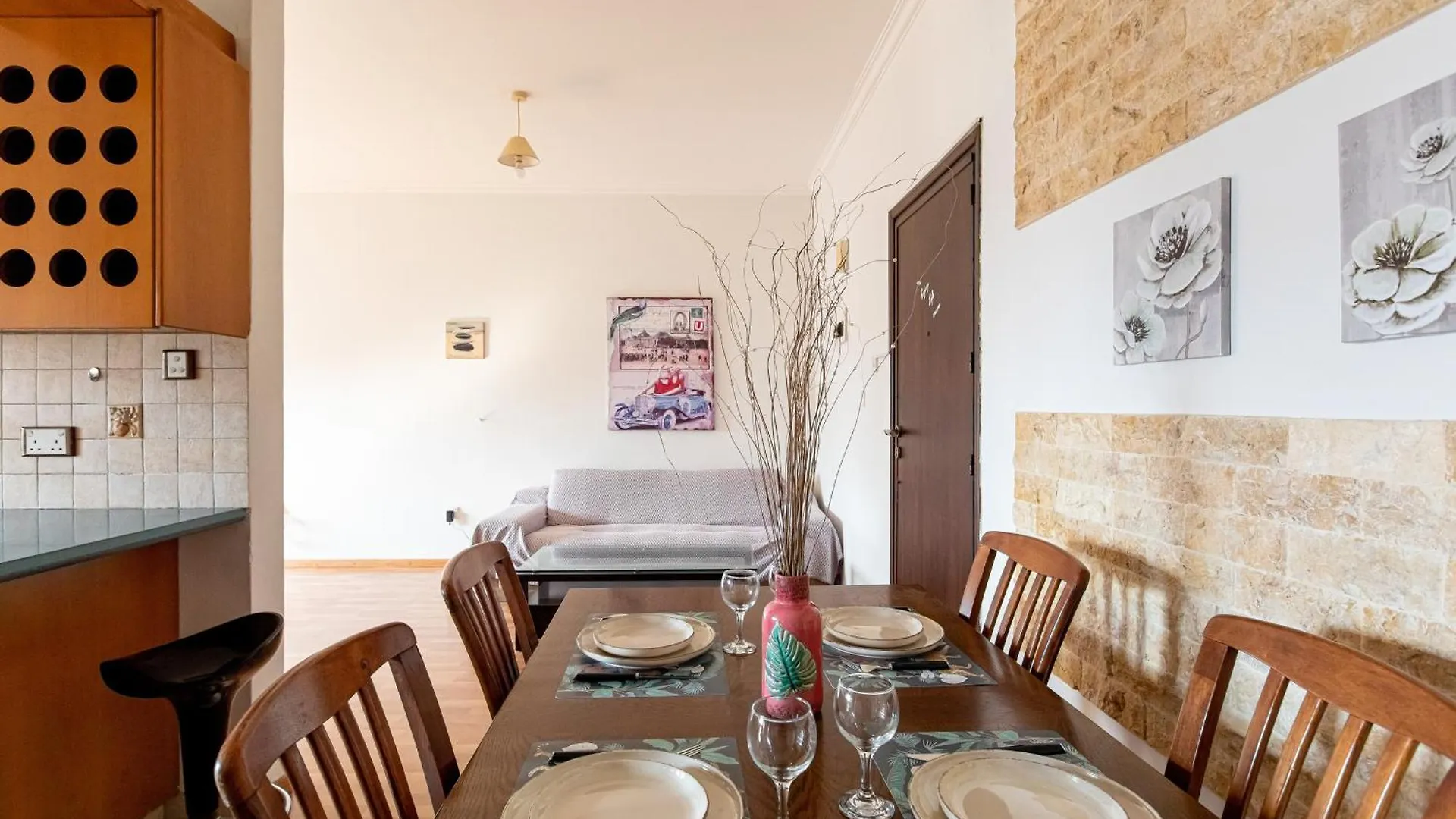 3 Bedroom Central Apartment ラルナカ